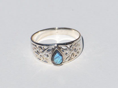 Rainbow Labradorite Ring, Stackable Minimalist Ring, Handcrafted Jewelry, Birthstone Jewelry, Healing Jewelry, Wedding Ring, Statement Ring