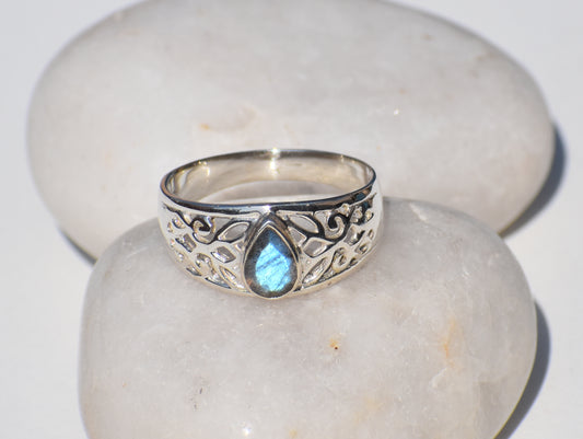 Rainbow Labradorite Ring, Stackable Minimalist Ring, Handcrafted Jewelry, Birthstone Jewelry, Healing Jewelry, Wedding Ring, Statement Ring