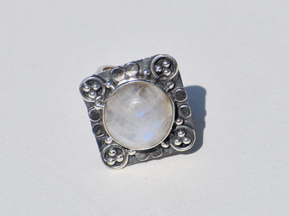 Rainbow Moonstone Ring, Birthstone Ring, Round Gemstone, Statement Ring, Women's Jewelry, Boho Ring, Vintage Ring, Gift For Her, Silver Ring
