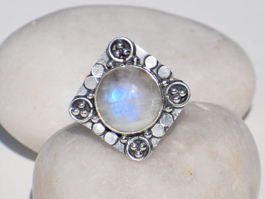 Rainbow Moonstone Ring, Birthstone Ring, Round Gemstone, Statement Ring, Women's Jewelry, Boho Ring, Vintage Ring, Gift For Her, Silver Ring
